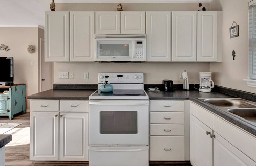 Port O Connor House | The Live Oak House is family friendly in a quiet area 2 blocks from the beach