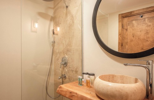 Cesme Hotel | The Local House Ayasaranda
