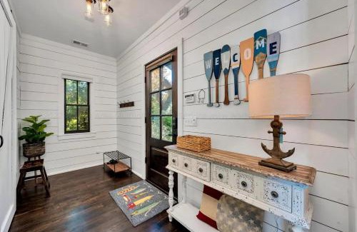 Crane Hill House | The Locklyn - Smith Lake Waterfront Views with Dock