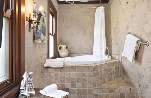 Robertson House | The Lodge at Linden Hall - access to swimming pool