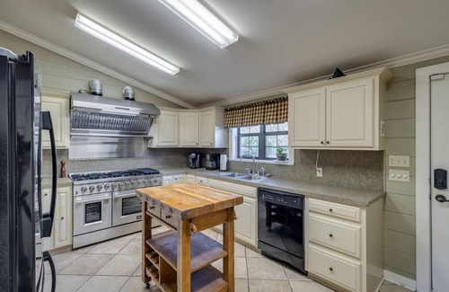 Lincoln Parish Cabin | The Lodge- Everyone can sleep under one roof! 10 min to Ruston
