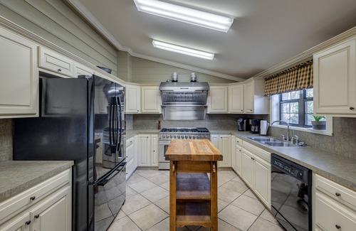 Lincoln Parish Cabin | The Lodge- Everyone can sleep under one roof! 10 min to Ruston