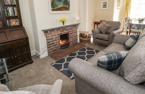 Overton-on-dee Cottage | THE LODGE, family friendly, with open fire in Overton-On-Dee