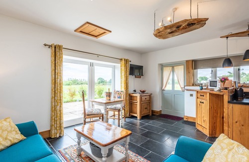 Chorlton-by-Backford Cottage | THE LODGE, luxury holiday cottage, with a garden in Chester