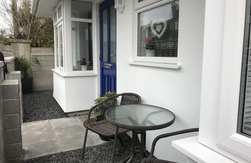 Vale of Glamorgan House | THE LODGE.New Cosy contemporary property positioned a Few mins walk to the beach