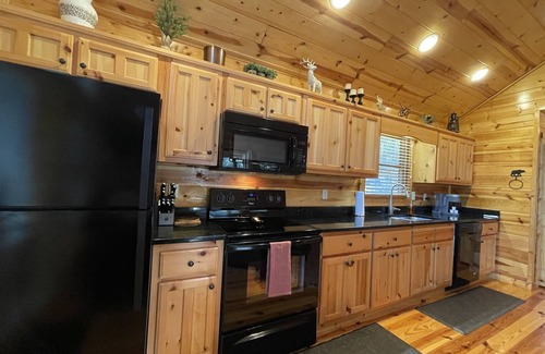 Unaka Cabin | ★ The LODGE ★ No Clean Fee ★ Private Retreat w/Adjustable KING Bed
