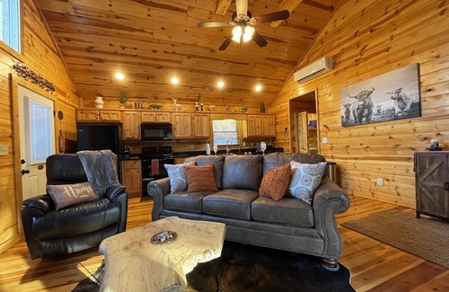 Unaka Cabin | ★ The LODGE ★ No Clean Fee ★ Private Retreat w/Adjustable KING Bed