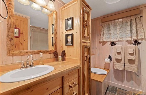 Custer Bed & Breakfast | The Lodge Suite at Dakota Dream B&B. Secluded, Close to Custer, Great Breakfast!