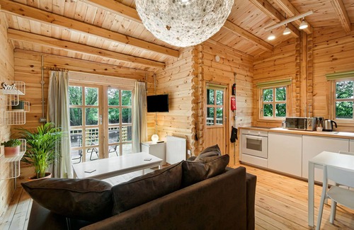 Maidstone Cabin | The Lodge with Hot Tub - Dog friendly