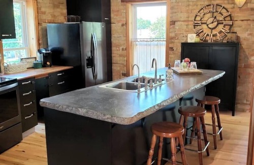 Willmar Apartment | THE LOFT 3 level urban cabin with a HUGE patio!