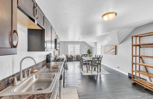 Middlebury House | The Loft 3BR Apartment with Scenic Deck