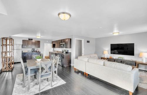 Middlebury House | The Loft 3BR Apartment with Scenic Deck