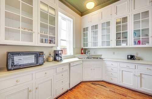 Hondo Apartment | 'The Loft' - Historic Dtwn Hondo Apt w/Balcony