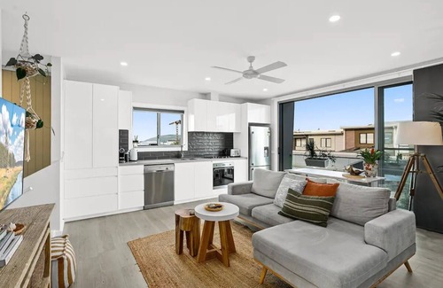 Shell Cove Apartment | The Loft/Luxurious 2 Bed Abode/Walk to Marina