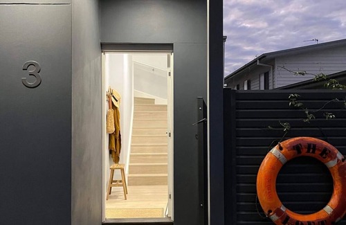 Shell Cove Apartment | The Loft/Luxurious 2 Bed Abode/Walk to Marina