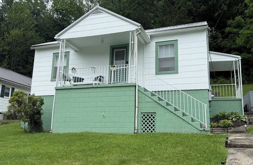 Bradley House | The Lofty Maple- Charming 3 bedroom home with kid friendly space in the loft.