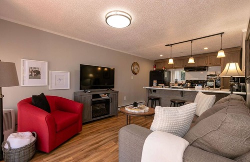 East End - Valley Street Ski Chalet | The Lower Berne offers all the conveniences of home in a secluded wooded setting