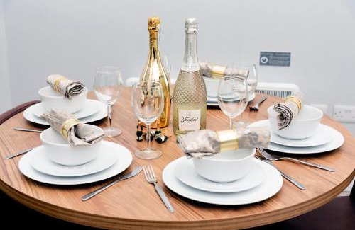 Wrexham Apartment | The Lower Gathering - Town Centre - Sleeps Up To 10