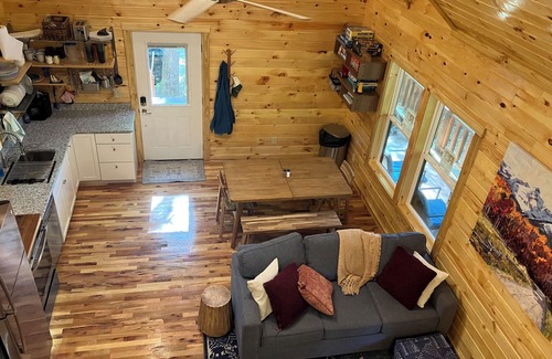 Campton Cabin | The LucKY Lodge: Hot Tub! New Build, 11 Miles to Natural Bridge