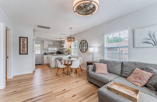 St. Petersburg - Clearwater House | The Lush Retreat of Magnolia Heights