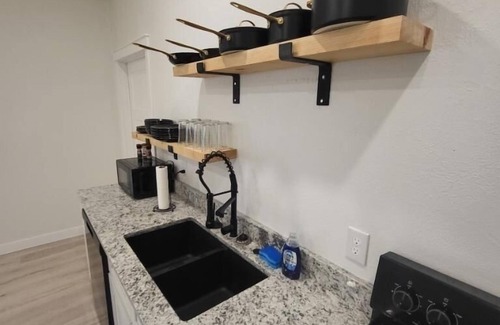 Bonne Terre Apartment | The Lux- Cozy 2-bedroom apartment with AC and WiFi in enjoyable Bonne Terre