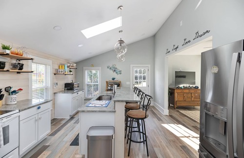 Issue House | The Lyellton House: 6 Bd 4Ba - Steps to Shops & Shore - Pet Friendly