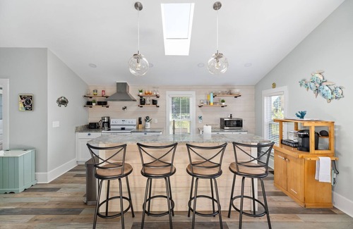 Issue House | The Lyellton House: 6 Bd 4Ba - Steps to Shops & Shore - Pet Friendly