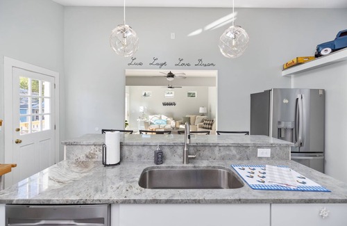 Issue House | The Lyellton House: 6 Bd 4Ba - Steps to Shops & Shore - Pet Friendly