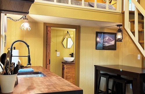 Lyons Resort | The Lyons Lodge – Boulder Charm & Mountain Views in a Tiny House Stay