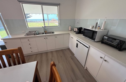 Port Vincent House | The Mac Shack- 4 bedroom beachfront holiday home with sea views!