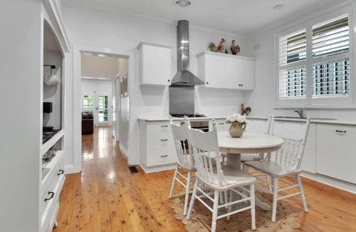Turvey Park House | The Macleay - Poolside Entertainer, Pets Allowed