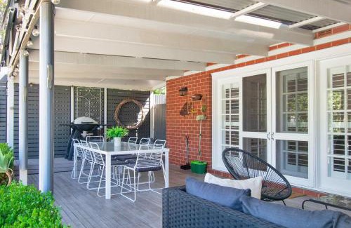 Turvey Park House | The Macleay - Poolside Entertainer, Pets Allowed