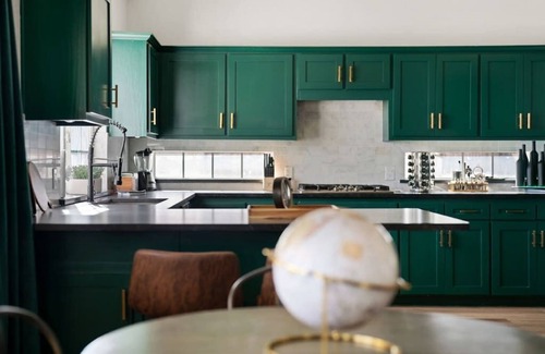 Katymead House | The Mad Hatter - Heated Pool, Gameroom & More!