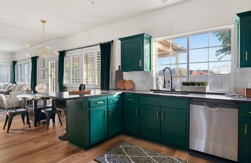 Katymead House | The Mad Hatter - Heated Pool, Gameroom & More!