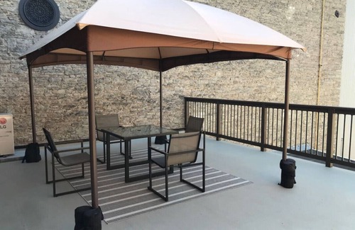 Belleville Apartment | The Madder Suite at Blue Violin