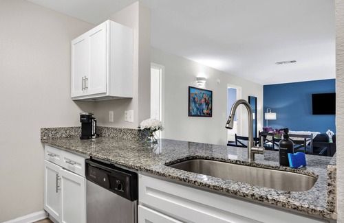 Pleasant Valley Apartment | The Magenta - Bold Design + Prime Location + Sleeps 10 + Amenities
