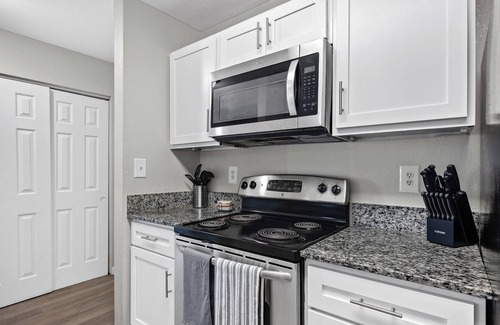 Pleasant Valley Apartment | The Magenta - Bold Design + Prime Location + Sleeps 10 + Amenities
