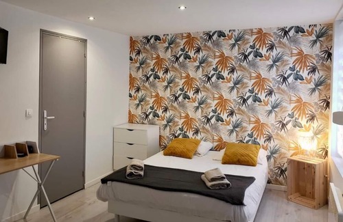 Valenciennes Apartment | The Mahana Room ~ Autonomous Arrival ~ 2 people