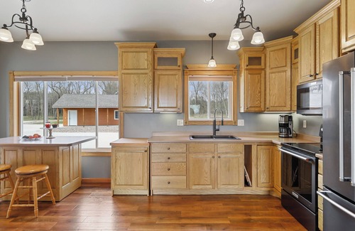 Pepin Cabin | The Main Stay on the Bluff: Private 4-Bedroom Retreat in peaceful Pepin.
