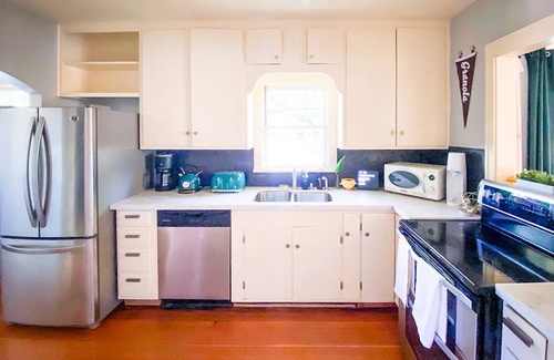 West Eugene House | 🦆 The Mallard Manor | Hip 5 bedroom historic home close to campus