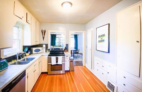 West Eugene House | 🦆 The Mallard Manor | Hip 5 bedroom historic home close to campus