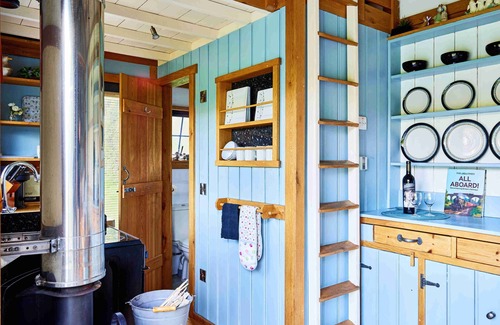 Trecastle Cabin | The Mallard Shepherd's Hut with Hot Tub