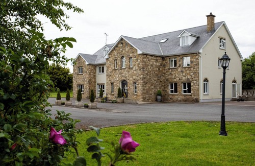 Lecemy House | The Manor - 4 bedrooms all ensuite, 7 beds, sleeps 12