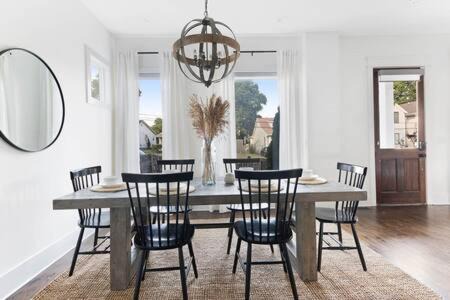 Hope Gardens House | The Maple House - Huge Backyard & Mins to Broadway