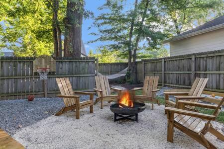 Hope Gardens House | The Maple House - Huge Backyard & Mins to Broadway