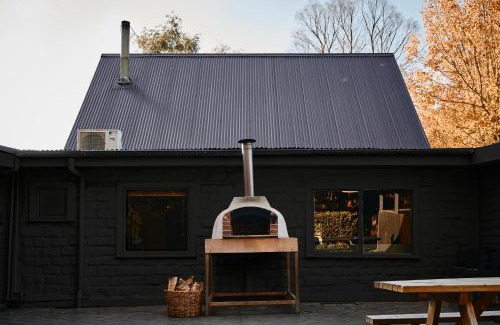 Robertson House | The Maple Lodge with Alpacas, Goats, Boars, Ducks & Chickens Farm Stay with Outdoor Pizza Oven