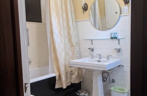 Downtown Niagara Falls Bed & Breakfast | The Marshall Room w/queen bed
