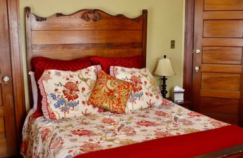 Downtown Niagara Falls Bed & Breakfast | The Marshall Room w/queen bed