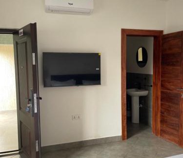 Oyarifa House | The Max Guest House