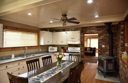 McCloud House | The McCloud Vacation Home on Mt. Shasta Sleeps 10+, Free Wifi